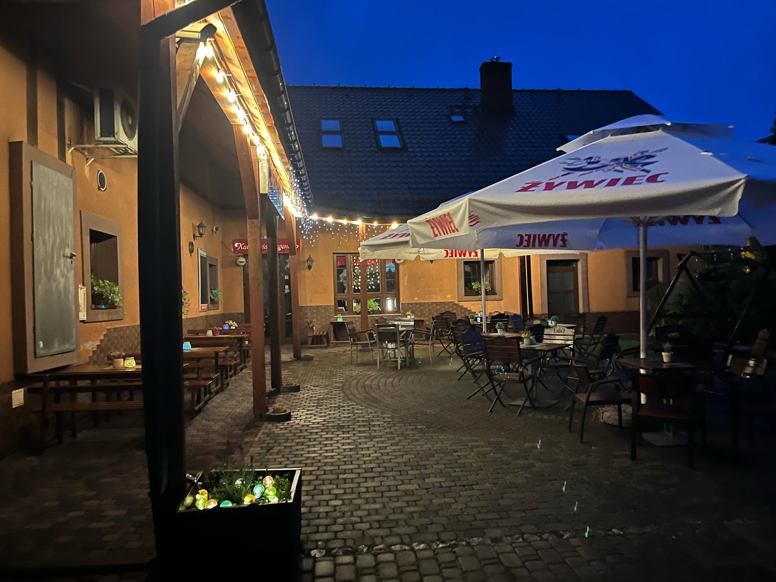 ogrodek piwny wieczorem uklimosza